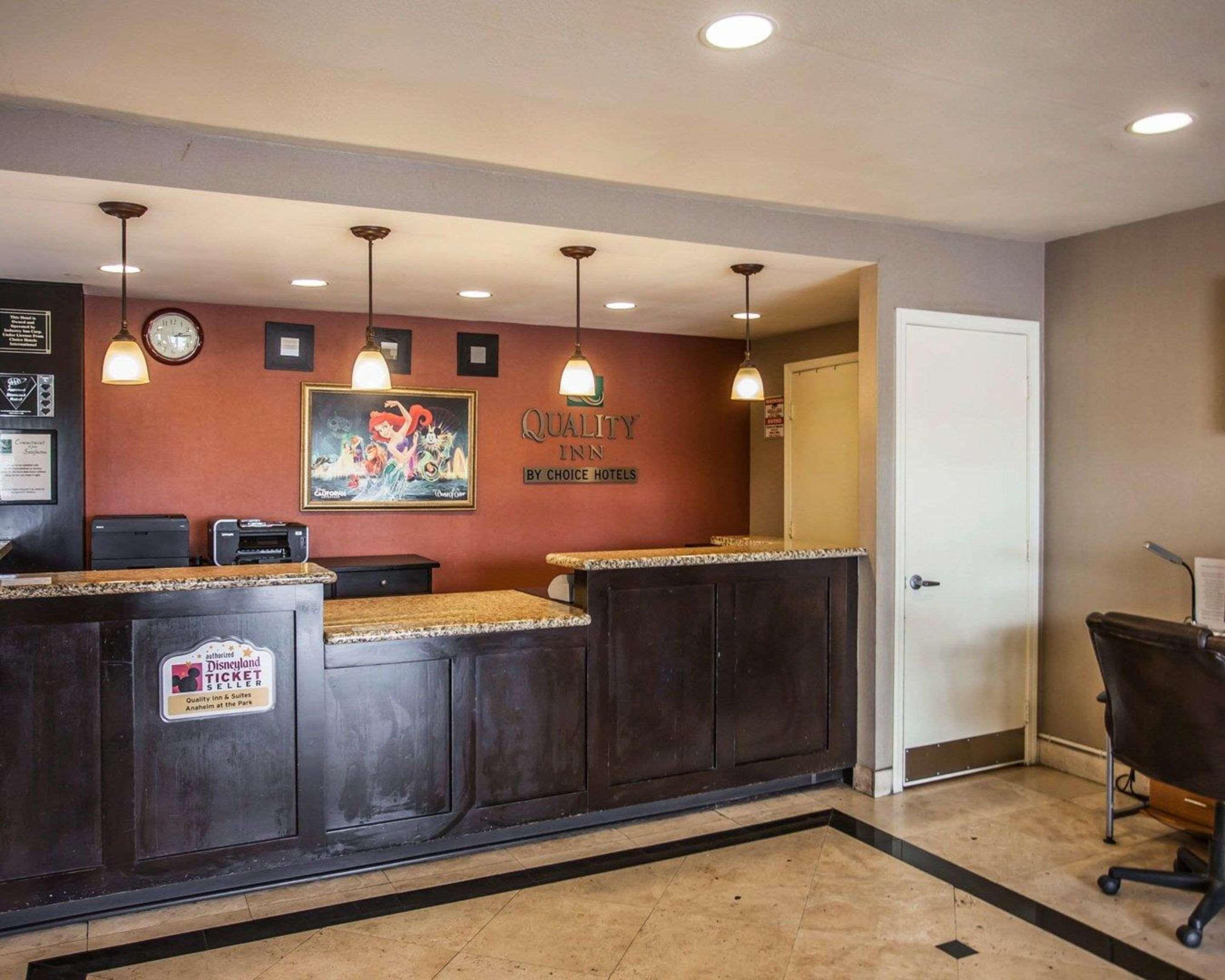 Quality Inn & Suites Anaheim At The Park Exterior foto