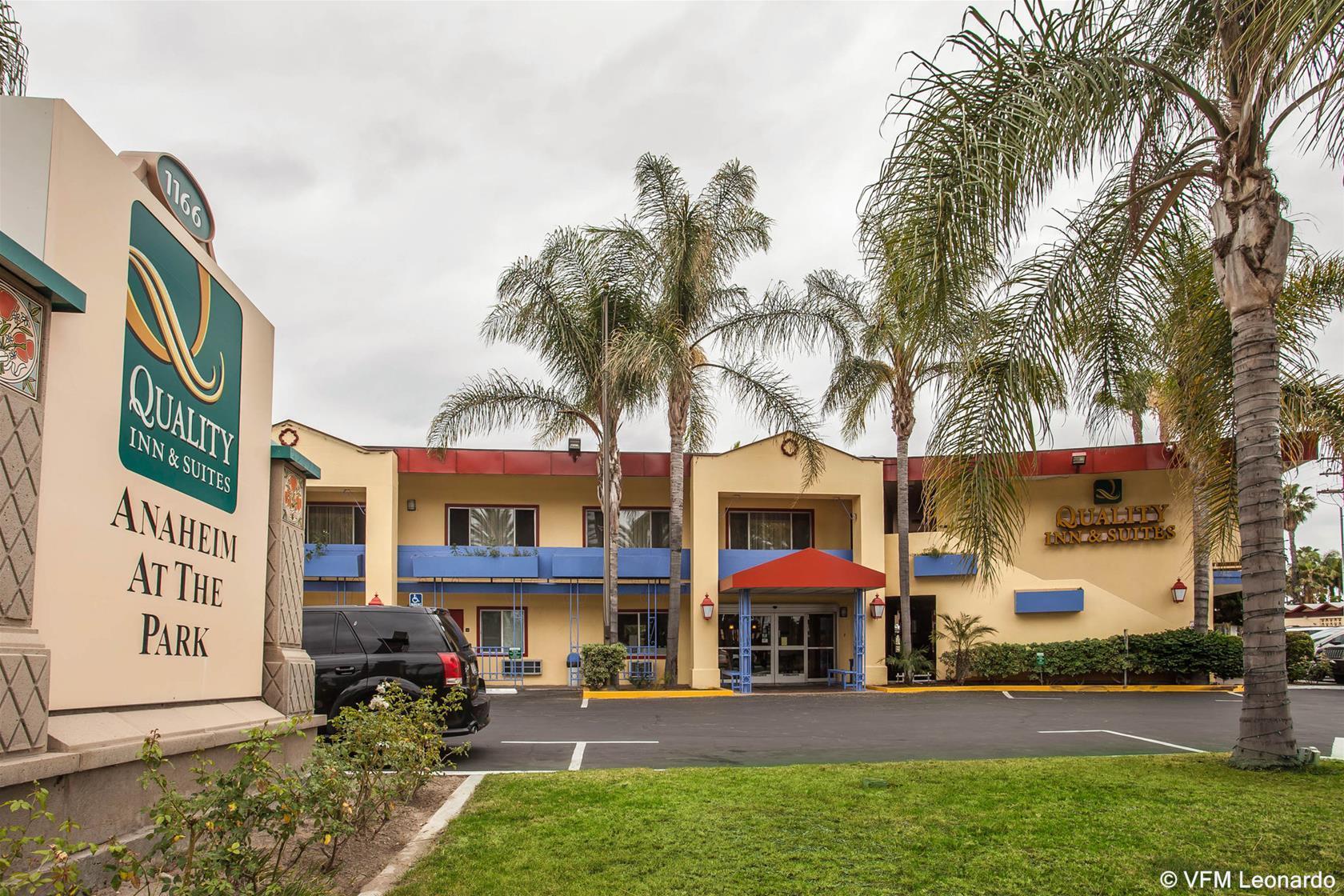Quality Inn & Suites Anaheim At The Park Exterior foto
