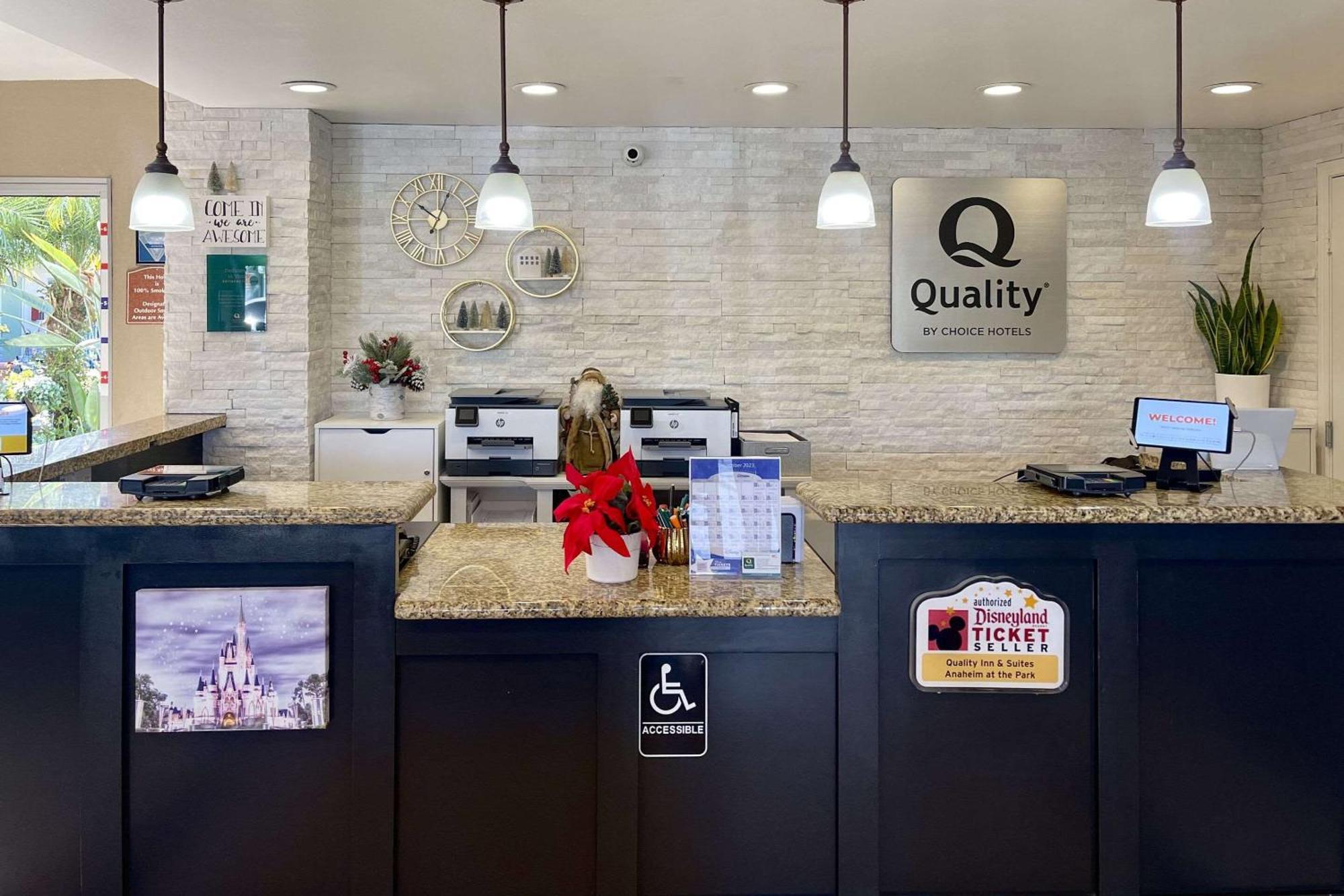 Quality Inn & Suites Anaheim At The Park Exterior foto
